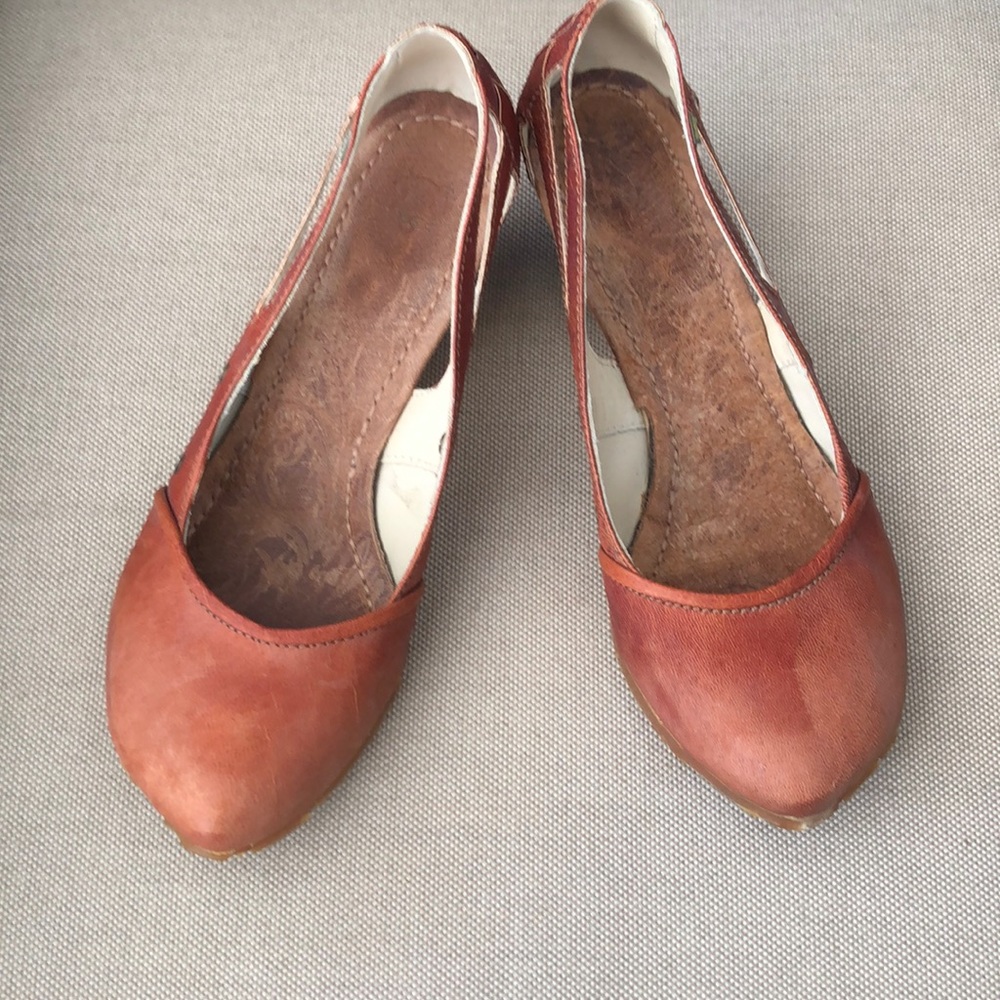 Wooden heel shoes